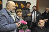 Šárka Váchová, moje scénáristka, režisérka i tvůrkyně. Její manžel Milan Vácha vpravo vzadu (muž s knírem), v popředí Dušan Spáčil. Uprostřed ředitel knihovny Tomáš Řehák a náš mecenáš Milan Stehlík. Šárka Váchová, moje scénáristka, režisérka i tvůrkyně. Její manžel Milan Vácha vpravo vzadu (muž s knírem), v popředí Dušan Spáčil. Uprostřed ředitel knihovny Tomáš Řehák a náš mecenáš Milan Stehlík.